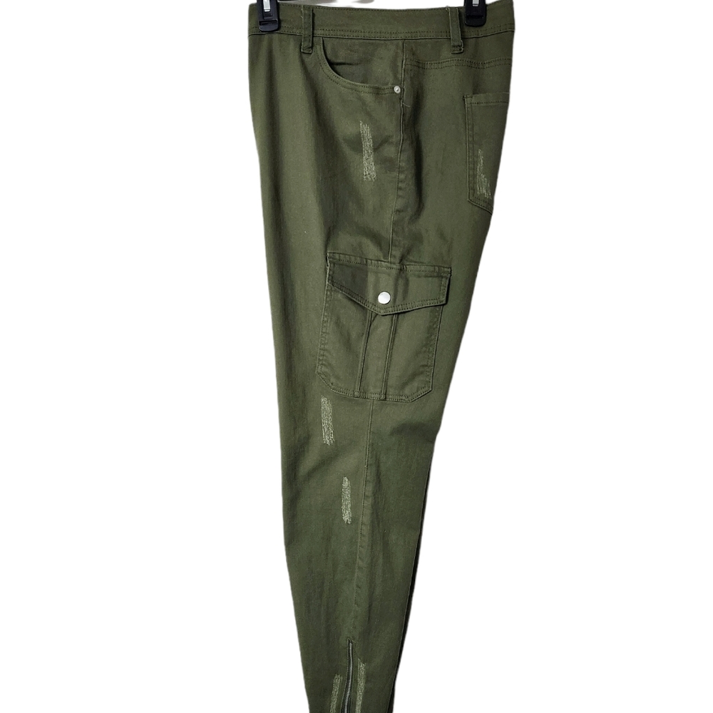 Distressed Olive Green w/ Zippered Raw Hem| Forever 21 | 18